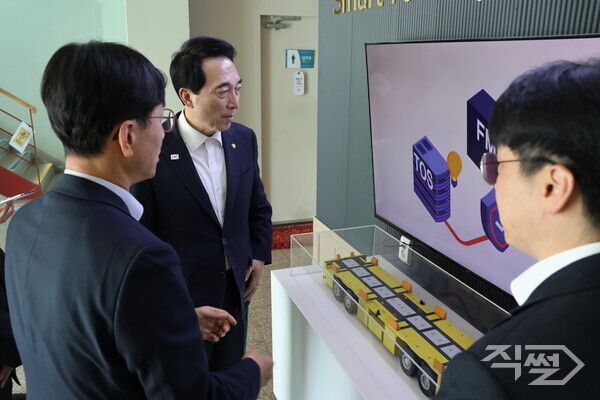AI기업 방문한 더불어민주당 박수현(가운데) 충남도지사 후보. [박수현 후보]