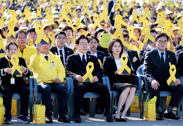 이재명 대통령과 김혜경 여사가 16일 경기도 안산 화랑유원지에서 열린 세월호 참사 12주기 기억식에서 추모 리본을 들고 4·16 합창단의 공연을 관람하고 있다. [연합뉴스]