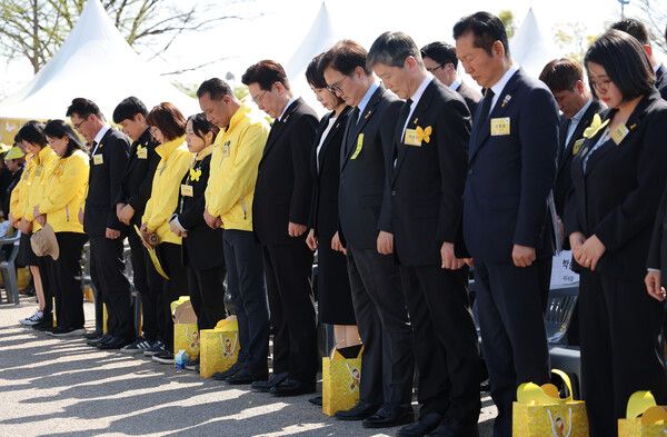 이재명 대통령과 김혜경 여사가 16일 경기도 안산 화랑유원지에서 열린 세월호 참사 12주기 기억식에서 묵념하고 있다. [연합뉴스]
