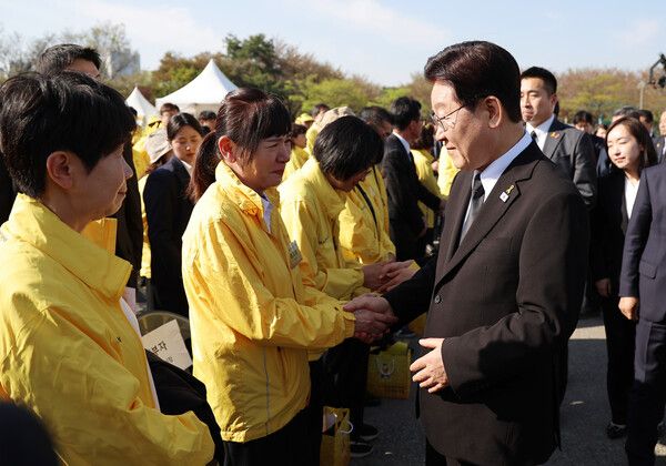 이재명 대통령이 16일 경기도 안산 화랑유원지에서 열린 세월호 참사 12주기 기억식이 끝난 뒤 유가족들과 인사하고 있다. [연합뉴스]