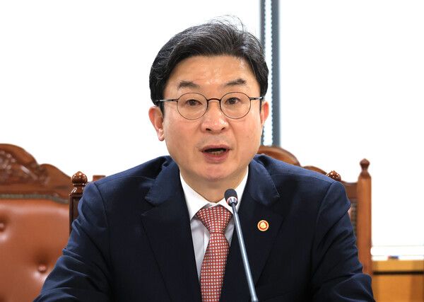 이억원 금융위원회 위원장이 16일 서울 명동 은행회관에서 열린 제5차 생산적 금융 대전환 회의에 참석해 발언하고 있다. [연합뉴스]