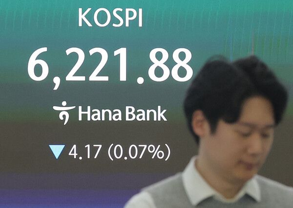 17일 서울 중구 하나은행 딜링룸 모습. [연합뉴스]