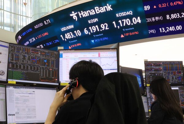 17일 서울 중구 하나은행 딜링룸 모습. [연합뉴스]