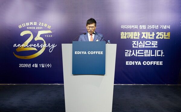 이디야커피가 지난&nbsp;1일 서울 강남구 논현동 이디야커피 사옥에서 창립&nbsp;25주년 기념식을 진행했다.&nbsp;문창기 이디야커피 회장이 기념인사를 전하고 있다. [이디야커피]