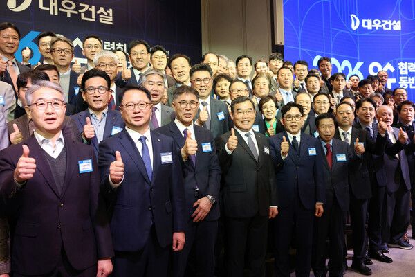 2026 대우건설 우수협력회사 동반성장 간담회 참석자 단체 사진. [대우건설]