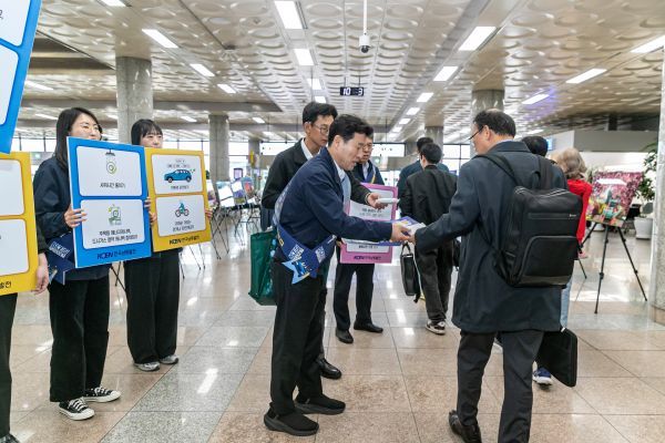 사천공항 내 캠페인 현장에서 관계자들이 승용차 요일제 등 에너지 절약 실천 방안을 안내하고 있다. [한국남동발전]