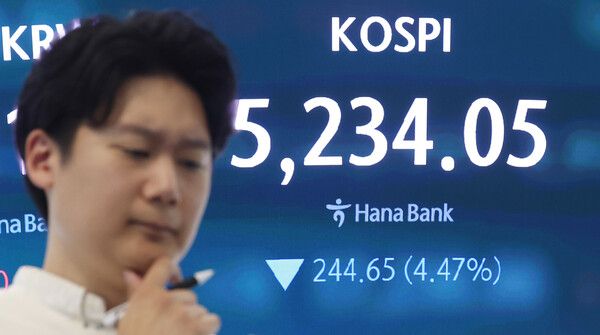 2일 서울 중구 하나은행 본점 딜링룸에 코스피가 표시되고 있다. [연합뉴스]