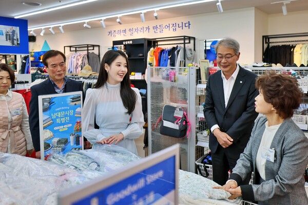 우리금융그룹 창립 25주년을 맞아 굿윌스토어 밀알우리금융점에서 그룹 모델 아이유(왼쪽에서 세번째), 임종룡 우리금융그룹 회장(오른쪽에서 두번째)이 남대문시장 소상공인 대표들과 대화하고 있다. [우리금융그룹]