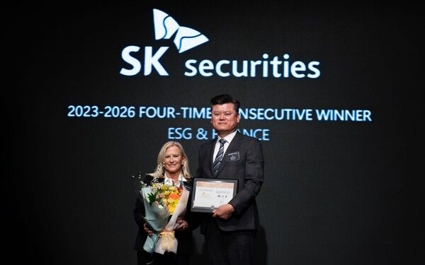 박삼규 SK증권 경영혁신부문 대표(오른쪽)가 수상식에서 기념촬영을 하고 있다. [SK증권]