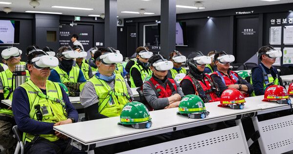 현장 근로자들이 ‘찾아가는 안전문화체험관’ 교육에 참여해 VR 장비를 활용한 체험형 콘텐츠로 안전교육을 받고 있다. [현대건설]