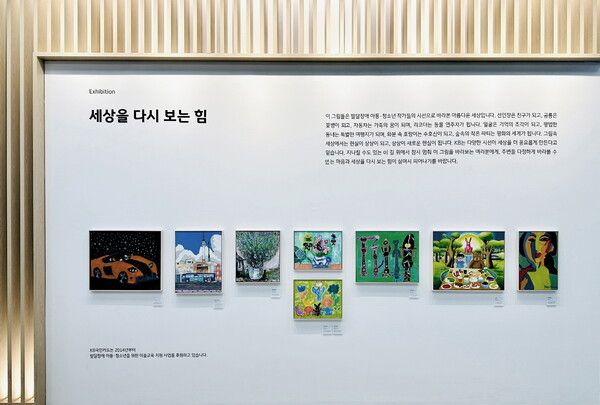 지난해 KB국민카드 로비 미술교육 지원사업 참여 작가 작품 전시 전경. [KB국민카드]