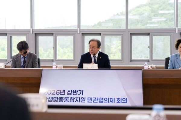 김석준 교육감이 시교육청 별관 전략회의실에서 열린 학생맞춤통합지원 민관협의체 회의에서 발언하고 있다. [부산교육청]