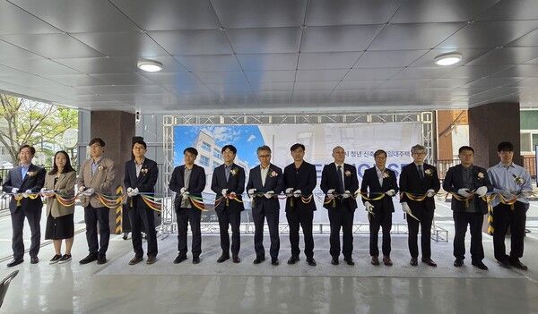 전주시 완산구 평화동에서 열린 청년 만원주택 ‘청춘별채’ 개소식에서 관계자들이 테이프 커팅을 진행하고 있다. [신협]