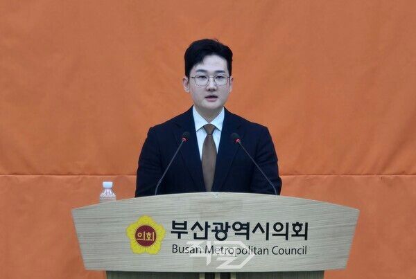 정이한 개혁신당 부산시장 후보가 부산시의회에서 기자회견을 열고 사직야구장 재건축 공약을 발표하고 있다. [박정우 기자]