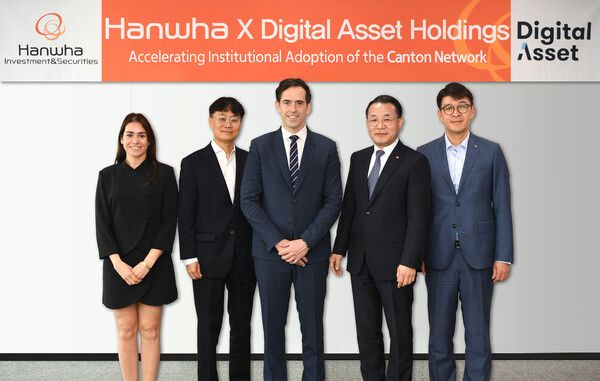 한화투자증권 장병호 대표이사(오른쪽 두 번째)와 디지털에셋(Digital Asset Holdings LLC)&nbsp; 유발 루즈(Yuval Rooz) CEO(오른쪽 세 번째) 등 양사 관계자들이 MOU를 체결하고 기념사진을 촬영하고 있다. [한화투자증권]