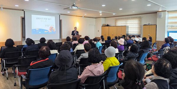 김덕원 BNK경남은행 소장이 울산남구시니어클럽을 찾은 지역 어르신 200여명을 대상으로 신종 보이스피싱 사례를 공유하고 있다. [BNK경남은행]