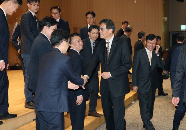 이창용 한국은행 총재(가운데)가 20일 서울 중구 한국은행 별관에서 열린 이임식에서 임직원들과 인사를 하고 있다. [연합뉴스]