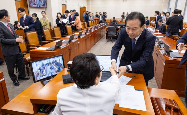 임이자 국회 재정경제기획위원회 위원장과 더불어민주당 간사인 정재호 의원이 20일 국회에서 열린 전체 회의에서 신현송 한국은행 총재 후보자에 대한 인사청문보고서 채택을 여야 합의로 의결한 뒤 악수하고 있다. [연합뉴스]