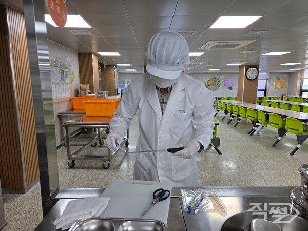 학교 급식 위생과 안전성 강화를 위해 학교 급식 조리도구 미생물 검사를 실시하고 있다. [의성교육지원청]