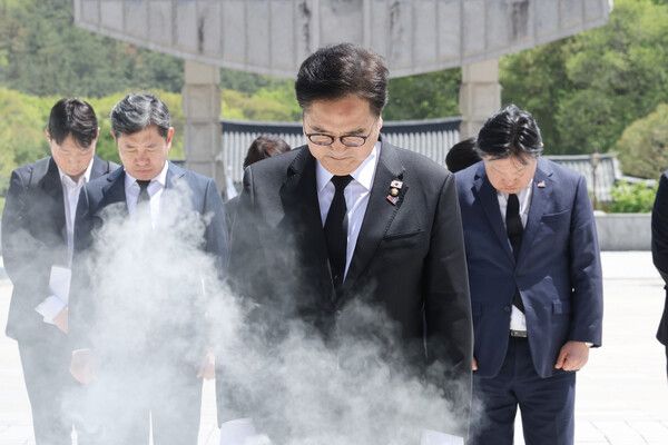 우원식 국회의장이 21일 광주 북구 운정동 국립5·18민주묘지에서 참배하고 있다. [연합뉴스]