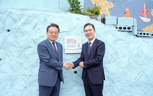 신학기 Sh수협은행장과 안병길 한국해양진흥공사 사장이 지난 20일 기념촬영을 하고 있다. [Sh수협은행]