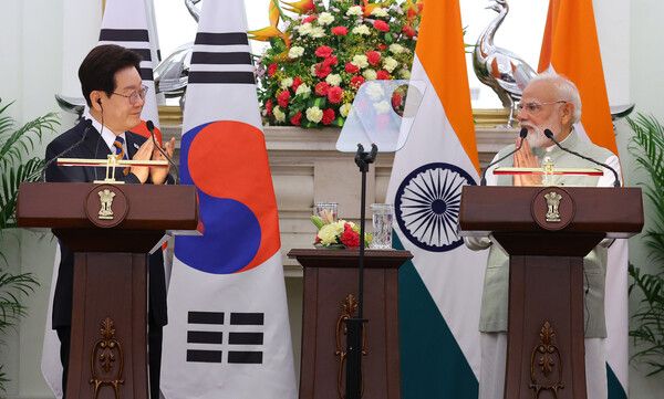 이재명 대통령이 20일(현지시간) 인도 뉴델리 영빈관에서 열린 공동언론발표에서 나렌드라 모디 총리 발언 후 박수를 보내고 있다. [연합뉴스]