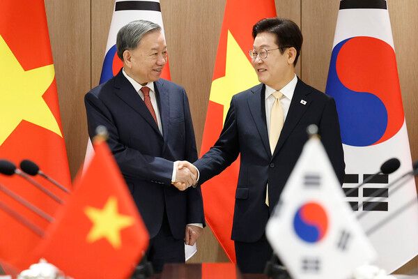 지난해 8월 한국서 만난 이재명 대통령(오른쪽)과 또 럼 베트남 서기장. [연합뉴스]