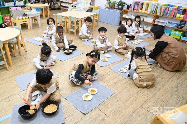 어린이집에서 수업을 듣고 있는 외국인 아동들 모습. [달성군]