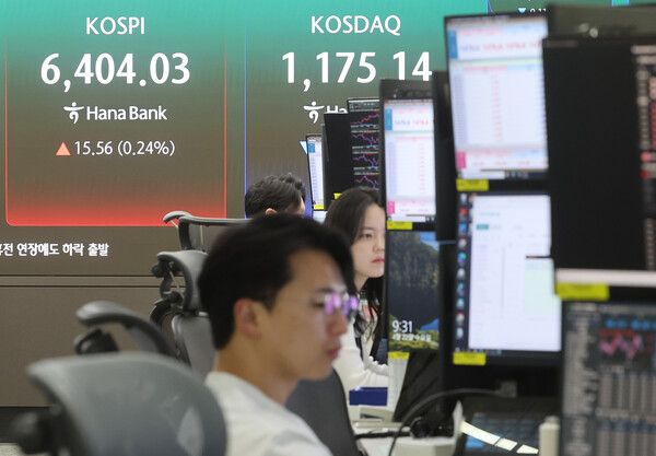 22일 서울 중구 하나은행 딜링룸 모습. [연합뉴스]