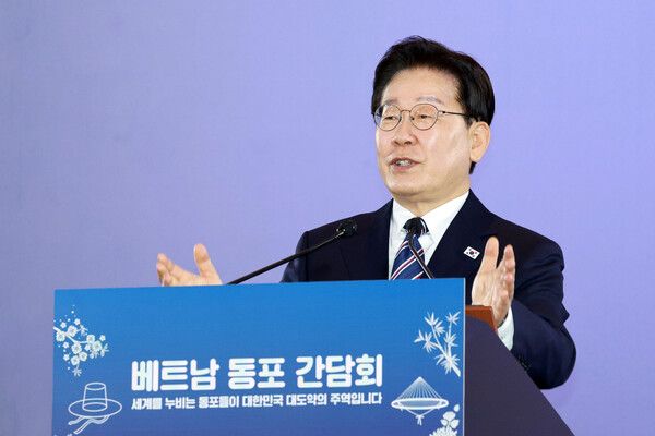 베트남을 국빈 방문 중인 이재명 대통령이 22일(현지시간) 하노이의 한 호텔에서 열린 동포간담회에서 인사말을 하고 있다. [연합뉴스]