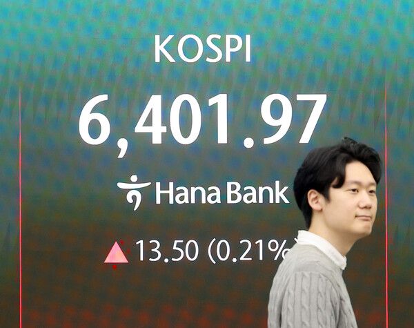 22일 서울 중구 하나은행 딜링룸 모습. [연합뉴스]