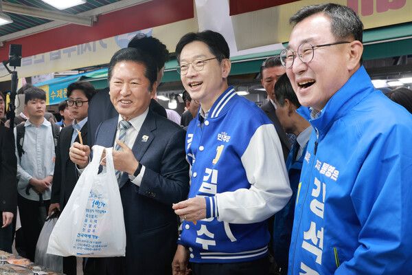 더불어민주당 정청래 대표가 22일 경남 통영중앙전통시장을 방문해 건어물을 구입하고 있다. 정 대표 오른쪽은 민주당 김경수 경남도지사 후보와 강석주 통영시장 후보. [연합뉴스]