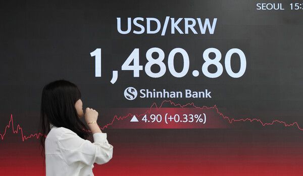 23일 서울 신한은행 딜링룸 모습. [신한은행]