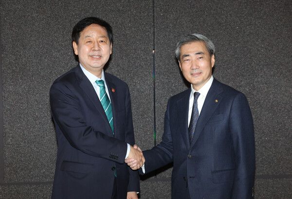 신현송 한국은행 신임 총재(오른쪽)가 23일 서울 중구 은행회관에서 구윤철 부총리 겸 재정경제부 장관과 만나 악수하고 있다. [연합뉴스]