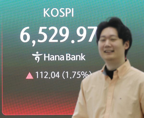 23일 서울 중구 하나은행 딜링룸 모습. [연합뉴스]