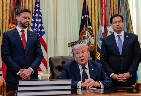 이스라엘-레바논 고위급 회담 직접 중재하는 도널드 트럼프 미국 대통령. [연합뉴스]