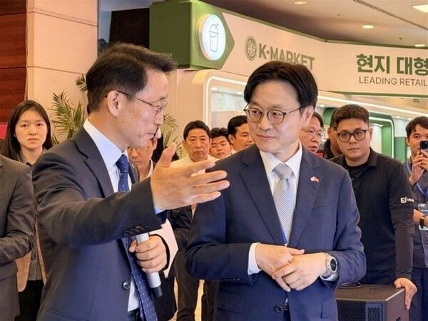 23일 한-베트남 비즈니스 파트너십에서 열린 쇼케이스와 수출 상담회에서 김재겸 롯데홈쇼핑 대표(왼쪽)가 직접 현장을 방문해 김정관 산업통상부 장관에게 롯데홈쇼핑 부스를 설명하고 있다. [롯데홈쇼핑]