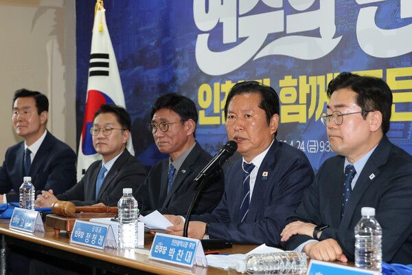 더불어민주당 정청래 대표가 24일 인천 연수구 정지열 인천 연수구청장 후보 선거사무소에서 열린 최고위원회의에서 발언하고 있다. [연합뉴스]