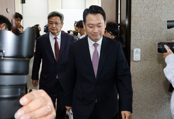 국민의힘 장동혁 대표가 24일 국회에서 정보 누설 논란이 제기된 정동영 통일부 장관에 대한 해임 건의안의 내용과 현안 브리핑을 마친 뒤 이석하고 있다. [연합뉴스]