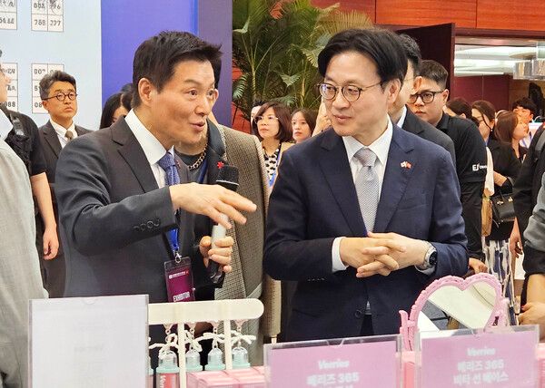 박주형 신세계백화점 대표(왼쪽)와 김정관 산업통상부 장관이 신세계 하이퍼그라운드 베트남 쇼케이스를 둘러보고 있다. [신세계백화점]