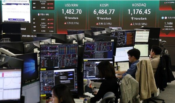 24일 서울 중구 하나은행 딜링룸 모습.[연합뉴스]