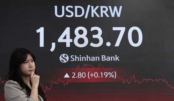 24일 서울 신한은행 딜링룸 모습. [연합뉴스]