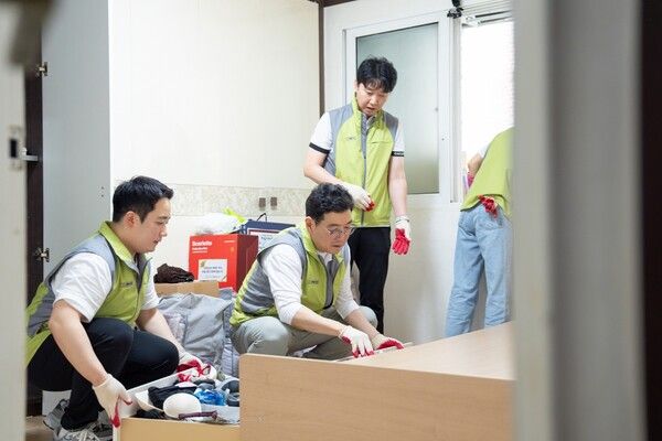 신협 임직원들이 ‘신협 행복한집 프로젝트’에 참여하고 있다. [신협]