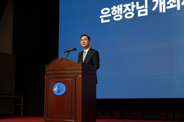 신학기 Sh수협은행장이 24일 열린 2026년 4월 경영전략회의에서 발언하고 있다. [Sh수협은행]