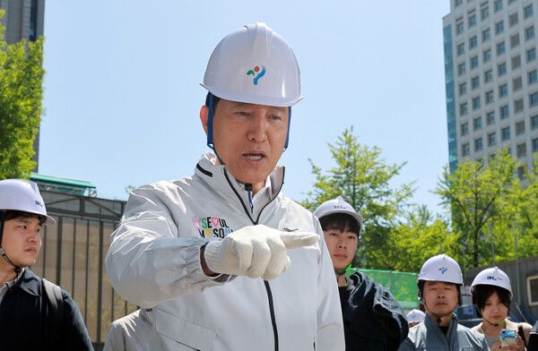 오세훈 서울시장이 24일 서울 광화문 대심도 빗물배수터널 공사현장을 찾아 빗물배수터널 추진현황 보고를 듣고 발언하고 있다. [연합뉴스]