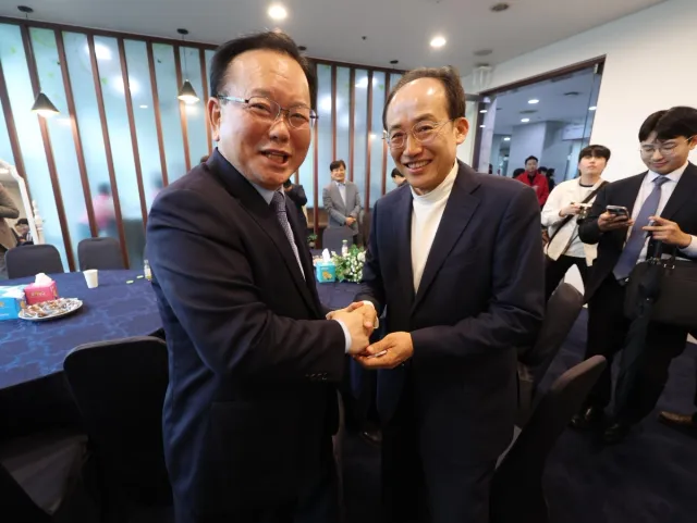 장애인의 날인 20일 오후 대구 북구 엑스코에서 열린 46회 장애인의날 대구시 기념식에서 김부겸 더불어민주당 대구시장 예비후보(왼쪽)와 추경호 국민의힘 예비경선 후보가 인사를 나누고 있다. [연합뉴스]