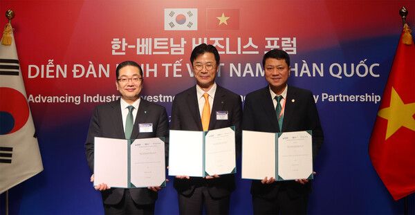 이날 협약식에 참석한 이호성 하나은행장(사진 왼쪽)이, 레 응옥 럼 BIDV 은행장(사진 오른쪽), 김복환 한국해외인프라도시개발지원공사(KIND) 사장과 함께 업무협약서를 들고 기념촬영을 하고 있다. [하나은행]