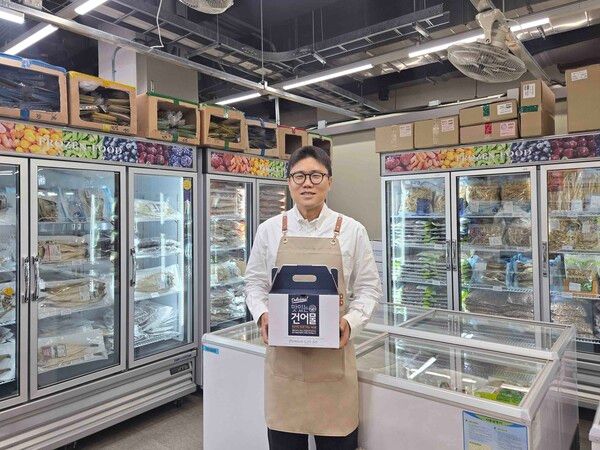 박동은 해맑은푸드 대표가 판매 상품을 들고 있다. [쿠팡]