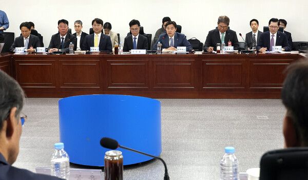 더불어민주당 중동상황 경제 대응 특별위원회 주최로 27일 국회 의원회관에서 열린 '차량5부제 관련 자동차보험료 할인 방안 발표' 행사에서 이병래 손해보험협회 회장이 할인 방안을 발표하고 있다. 오른쪽부터 나채범 한화손해보험 대표이사, 정종표 DB 손해보험 대표이사, 이병래 손해보험협회 회장, 신진창 금융위원회 사무처장, 구본욱 KB 손해보험 대표이사, 이석현 현대해상 대표이사, 이문화 삼성화재 대표이사. [연합뉴스]