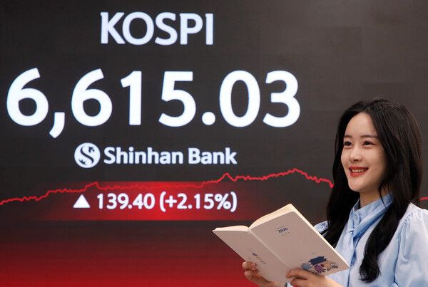 27일 서울 신한은행 본점 딜링룸 모습. [연합뉴스]